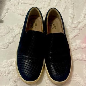 Good condition. Plenty of wear left. Black slides. Naturalizers